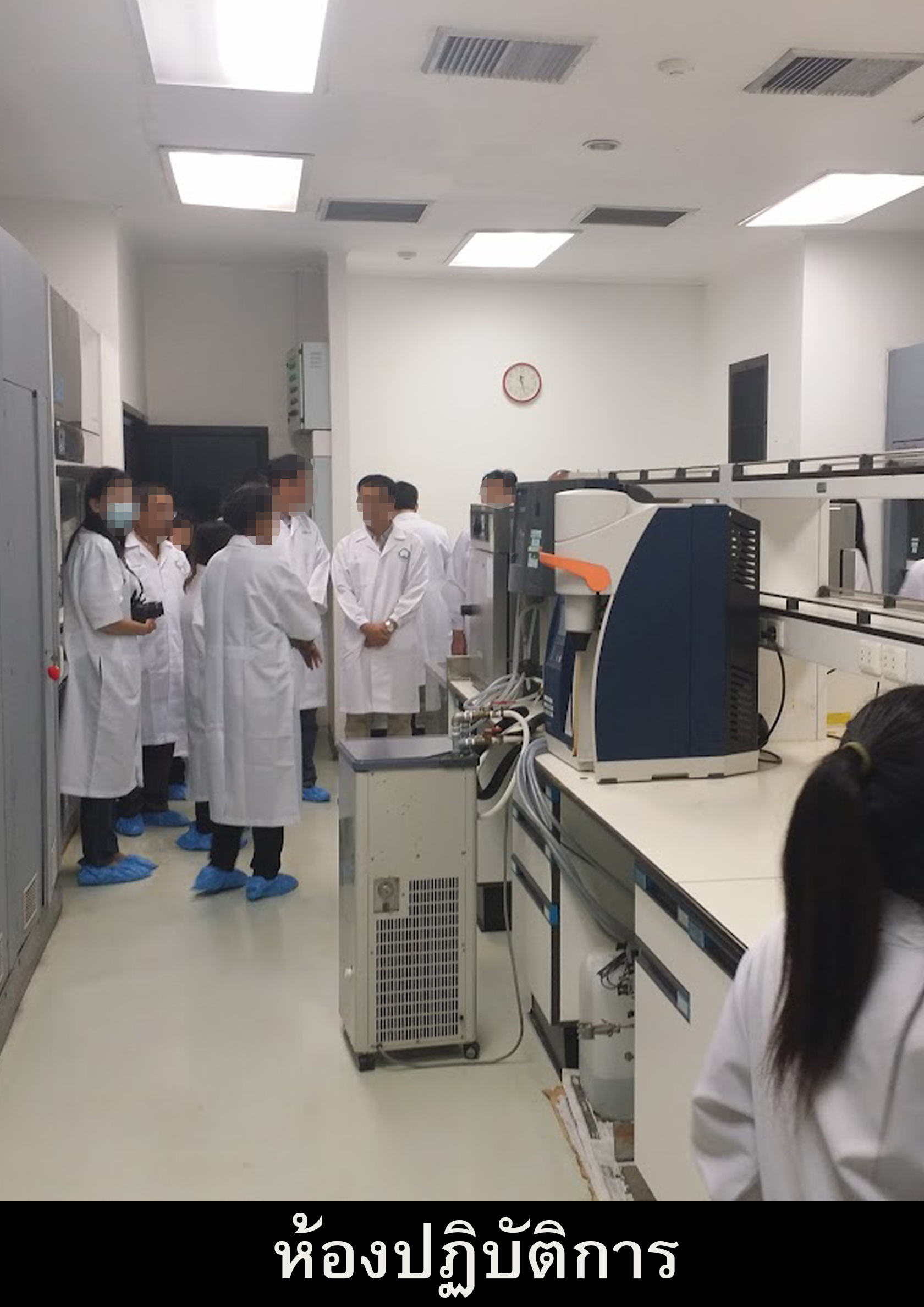 นักวิจัยในห้องปฏิบัติการสวมใส่ถุงครอบรองเท้า